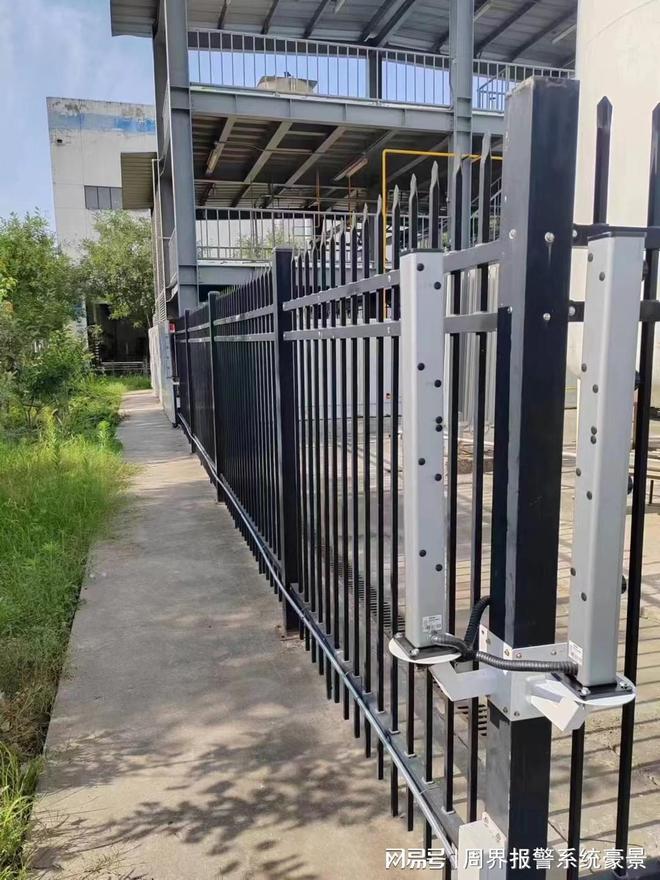 豪景物联：传统红外对射已过时！激光对射报警系统重塑厂区安防(图1)