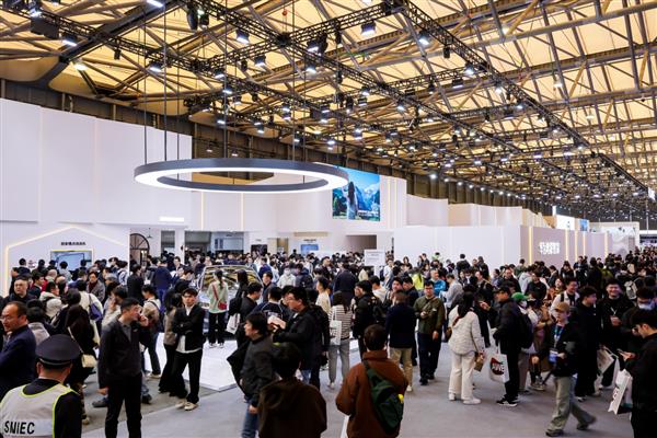 华为鸿蒙智家升级后亮相AWE2025 用科技美学构建有温度的AI高智感生活(图1)